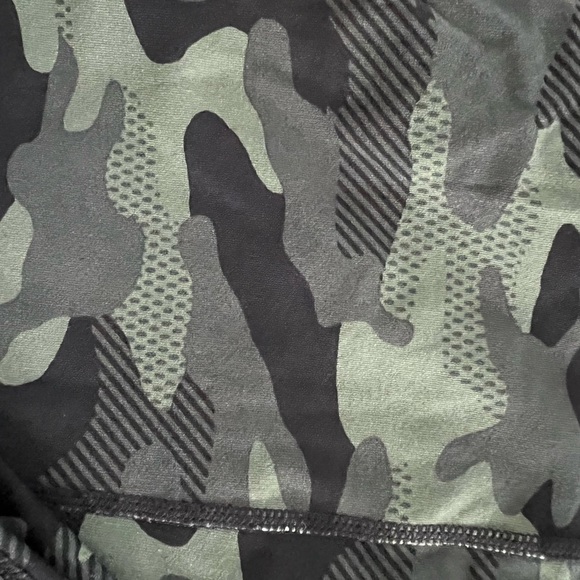 Calvin Klein Camo Capris - Picture 5 of 5